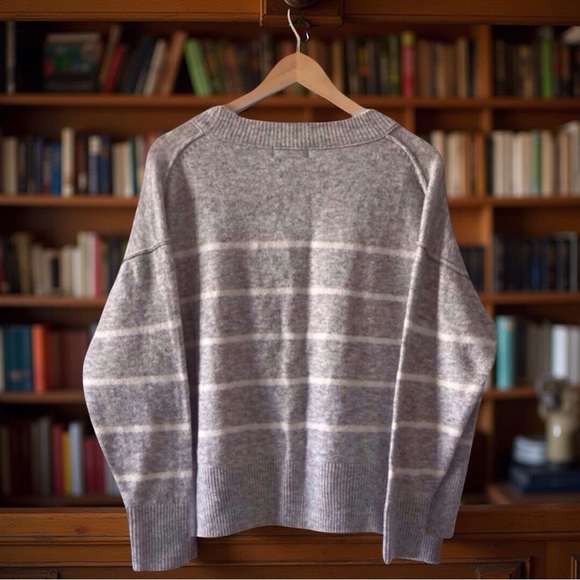Jessica Simpson Striped V-Neck Sweater Size L Gray & White Preppy Fall Layers - Picture 10 of 12